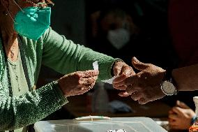 Chileans vote in the 2022 constitutional referendum